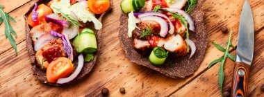 Sebze ve etten yapılmış iştah açıcı sandviçler veya bruschetta.