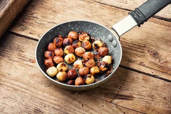 Stapel Geroosterde Gepelde Hazelnoten Hazelnoot Gebakken Een Koekenpan — Stockfoto