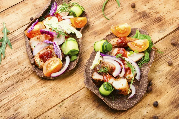 Aptitretare Smörgåsar Eller Bruschetta Gjorda Grönsaker Och Kött — Stockfoto