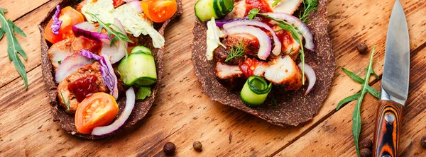 Sebze ve etten yapılmış iştah açıcı sandviçler veya bruschetta.