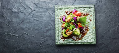 Sebzeli salata ve ızgara et. Kızarmış et ve sebze.