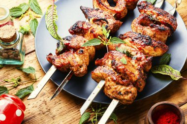 Shashlik ısırgan otu salamurasıyla şiş üzerinde. Et şişte, barbekü