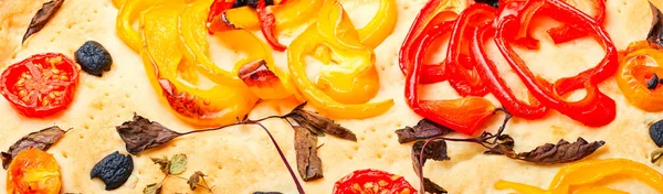 Homemade Italian Focaccia Bell Pepper Tomatoes Basil Olives — Stock Photo, Image