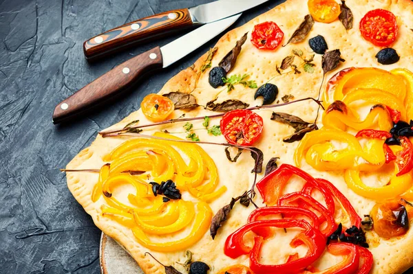 Świeży Pieczony Chleb Focaccia Italian Focaccia Papryką Pomidorami Bazylią — Zdjęcie stockowe