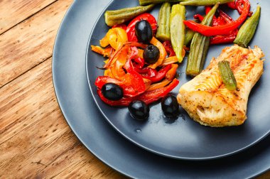 Tahta masada sebzelerle pişirilmiş balık el bombası. Deniz ürünleri.