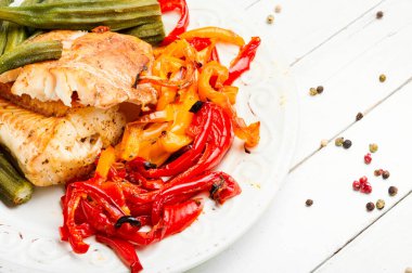 Sebzelerle pişirilmiş balık el bombası. Beyaz arka planda deniz ürünleri.