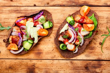 Sebze ve etten yapılmış iştah açıcı sandviçler veya bruschetta.