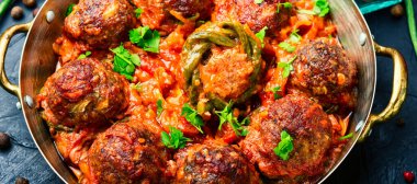 Ev yapımı pirzola ya da köfte, kuşkonmaz fasulyesi ile pişirilmiş..