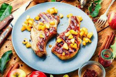 Kızarmış biftek ve karamelli elma.