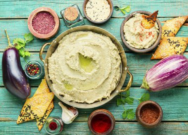 Babaganush ya da fırında patlıcan havyarı.