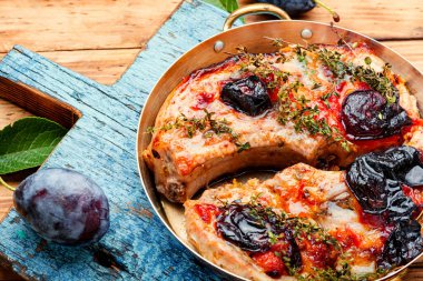 Erik soslu domuz bifteği.