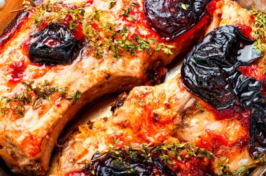 Tesisatta pişmiş domuz bifteği. Kuru erikli ızgara domuz eti.