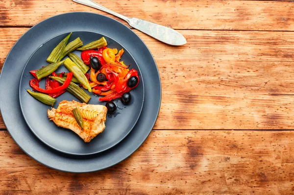 Pescado Horno Con Okra Pimiento Rojo Granadero Pescado — Foto de Stock