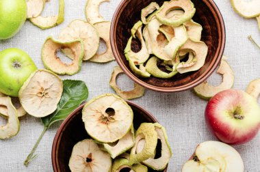 Güneşte kurutulmuş elma dilimleri veya elma cipsi ve taze elma.