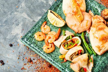 Karides ve sebzeli kalamar dolması. Lezzetli doldurulmuş mürekkep balığı.