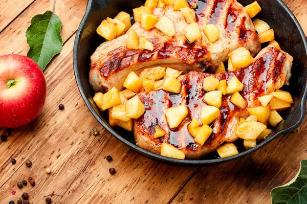 Kızarmış biftek ve karamelli elma.