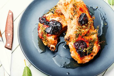 Tesisatta pişmiş domuz bifteği. Kuru erikli ızgara domuz eti.