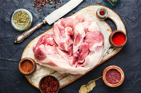 Grande Pedaço Carne Porco Uma Faca Carne Mesa — Fotografia de Stock