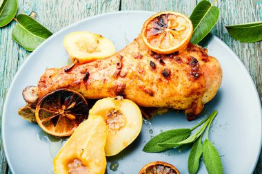 Kızarmış hindi budu ve karamelli inci. İştah açıcı et yemeği.