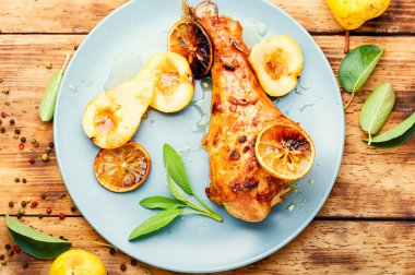 Kırsal ahşap arka planda armutla kızartılmış hindi bacağı..