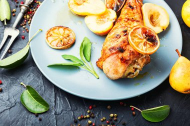 Kızarmış hindi budu ve karamelli inci. İştah açıcı et yemeği.