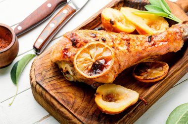 Pişmiş hindi budu ve karamelli inci. İştah açıcı et yemeği..