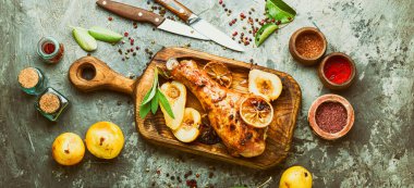 Kızarmış hindi budu ve karamelli inci. İştah açıcı et yemeği.