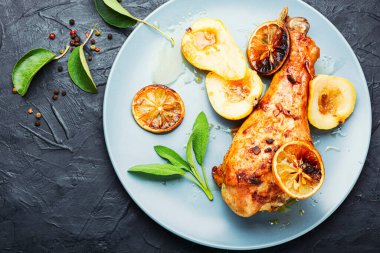 Pişmiş hindi budu ve karamelli inci. İştah açıcı et yemeği..