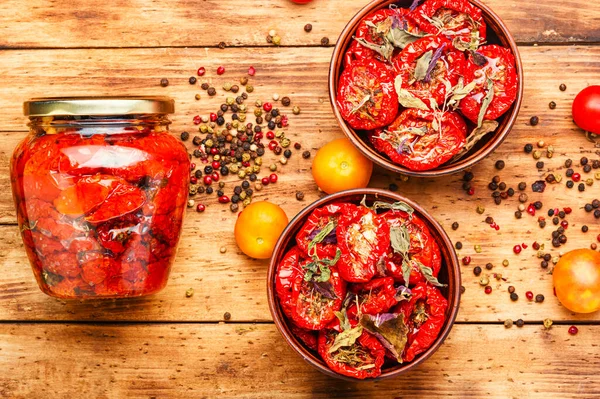 Zongedroogde Tomaten Met Kruiden Specerijen — Stockfoto