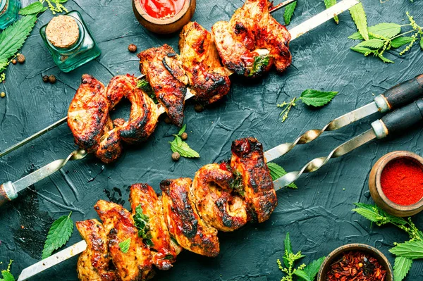 Shashlik Appétissant Sur Brochettes Avec Marinade Ortie — Photo