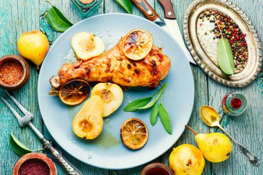 Pişmiş hindi budu ve karamelli inci. İştah açıcı et yemeği..