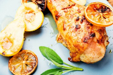 Kızarmış hindi budu ve karamelli inci. İştah açıcı et yemeği.