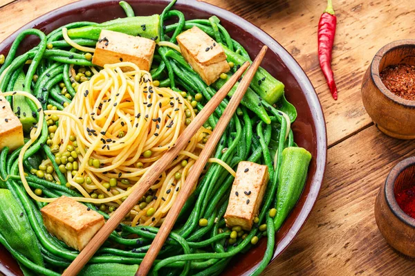 Asiatisk Vegetarisk Sallad Med Säsongsbetonade Grönsaker Och Spaghetti — Stockfoto