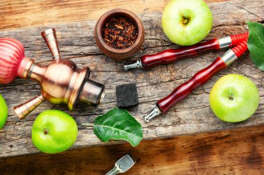 Doğu tütünü. Yeşil elma aromalı Türk nargilesi..