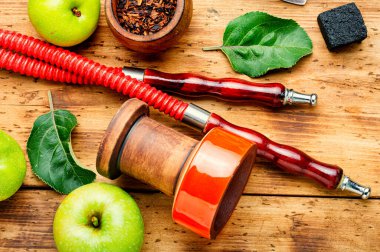 Doğu tütünü. Yeşil elma aromalı Türk nargilesi..