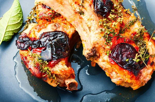 Erik soslu domuz bifteği.