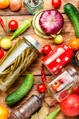 Sebzeleri cam kavanozlarda saklar. Çeşitli konserve sebzeler.