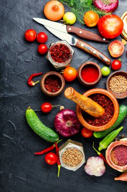 Sebzelerin evde korunması. Salatalık ve domates hasadı..