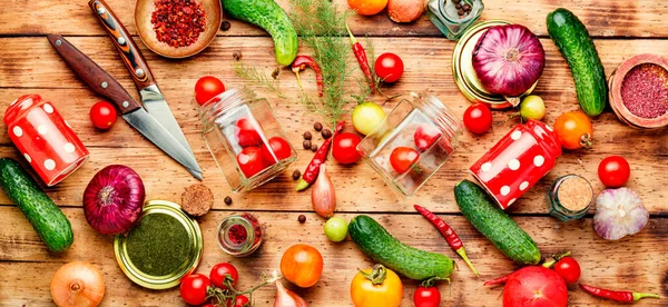 Pelestarian Rumah Vegetables Harvest Tomat Dan Mentimun Untuk Acar — Stok Foto