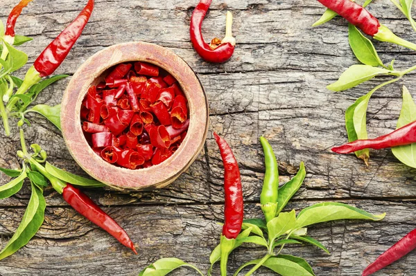 Chiles Rojos Picantes Rodajas Sobre Fondo Madera — Foto de Stock