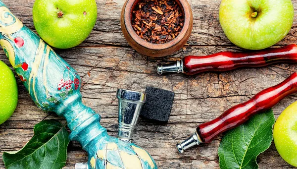 Doğu tütünü. Yeşil elma aromalı Türk nargilesi..