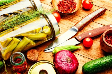 Sebzeleri cam kavanozlarda saklar. Çeşitli konserve sebzeler.