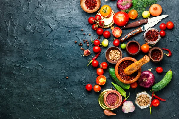 Sebzelerin korunması. Salatalık ve domates hasadı. Boşluğu kopyalayın.