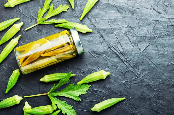 Bamya kapsülleri cam kavanozda konserve. Ev yapımı tuzlu sebze turşusu..