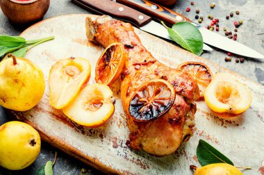 Kızarmış hindi budu ve karamelli inci. İştah açıcı et yemeği.