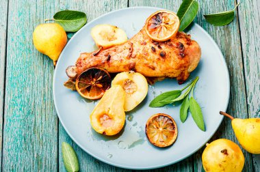 Kırsal ahşap arka planda armutla kızartılmış hindi bacağı..