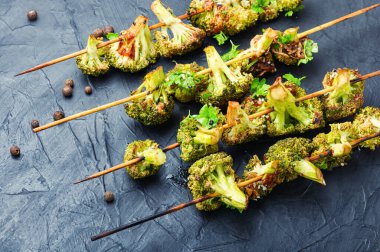 Brokoli kabağından sebze kebabı. Ahşap şişte kızarmış lahana.