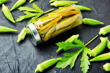 Ev yapımı sonbahar sebze koruyucusu. Bamya turşusu..