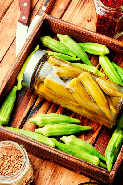 Bamya kapsülleri cam kavanozda konserve. Ev yapımı tuzlu sebze turşusu..