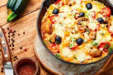 Tahta masada servis edilen lezzetli taze İtalyan pizzası. Masada lezzetli pizza.